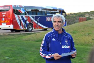 Raymond DOMENECH lit le communique de presse des joueurs