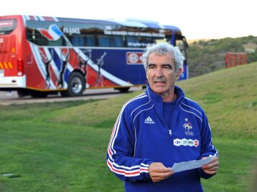 Raymond DOMENECH lit le communique de presse des joueurs
