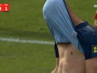 Ludovic Ajorque se prend la tête dans le maillot