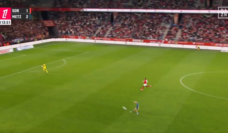 Football | Le but venu d’une autre planète de Gauthier Hein qui envoie Metz en Ligue 1