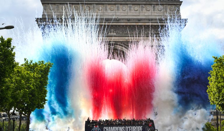 Football | Les images folles de la célébration du PSG sur les Champs-Élysées