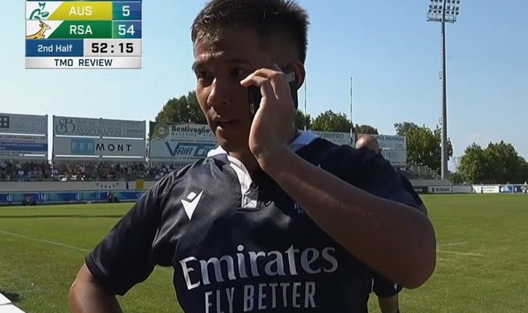 Mondial Rugby | La scène surréaliste de cet arbitre en plein match ! Mondial Rugby | La scène surréaliste de cet arbitre en plein match !