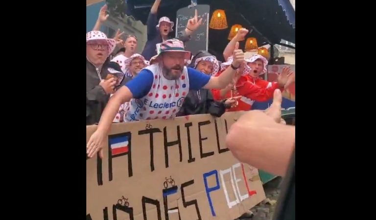 Tour de France | Les images délirantes de notre passage dans la rue Lepic
