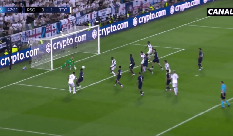 Football | La première boulette improbable de Lucas Chevalier avec le PSG Football | La première boulette improbable de Lucas Chevalier avec le PSG