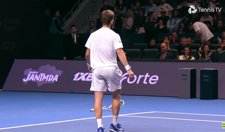 Tennis | Raquette brisée, point venu d’ailleurs : la finale irréelle de Corentin Moutet