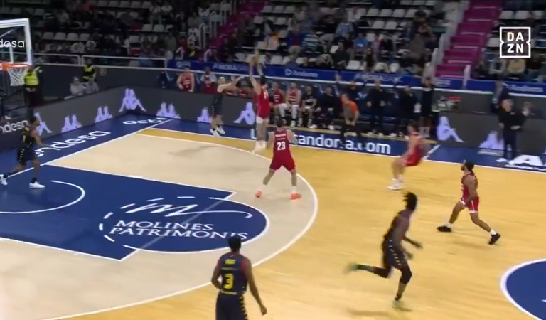 Basket | Le shoot au buzzer surréaliste de ce joueur depuis son propre camp Basket | Le shoot au buzzer surréaliste de ce joueur depuis son propre camp