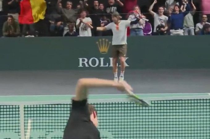 Tennis | Moonwalk, raquette brisée : la célébration irréelle lors d’un match du Masters de Paris Tennis | Moonwalk, raquette brisée : la célébration irréelle lors d’un match du Masters de Paris