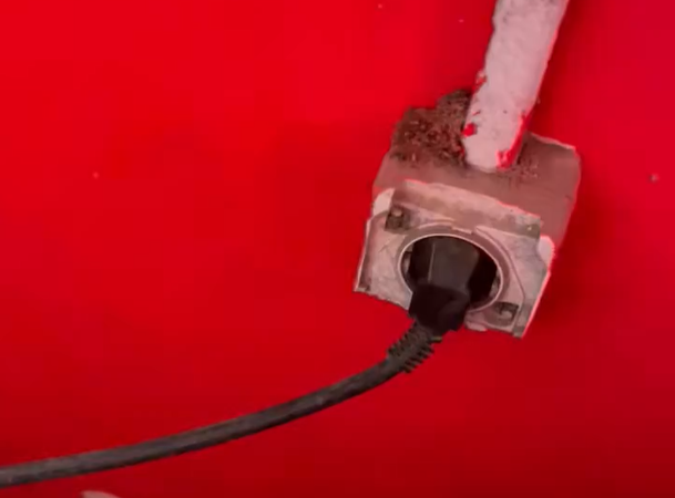 Le génie du jour : il retire une prise pour brancher son ordinateur, le stade s’éteint