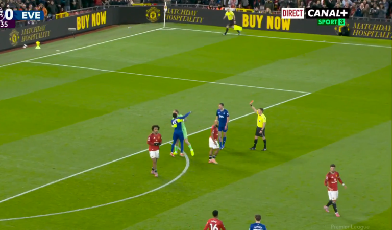 Football | Il prend un carton rouge direct pour une raison à peine croyable !