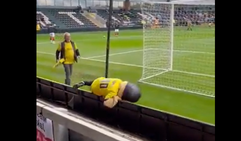 Quand une mascotte bourrée vole la vedette aux joueurs en Angleterre