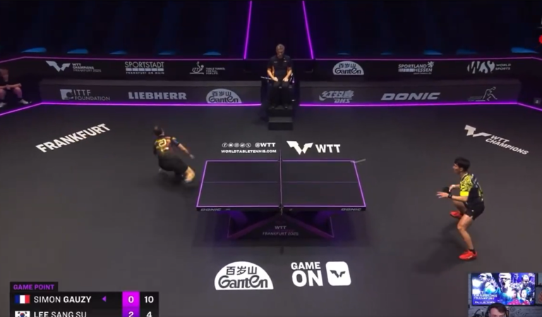 Simon Gauzy effectue une toupie en plein match et gagne le point