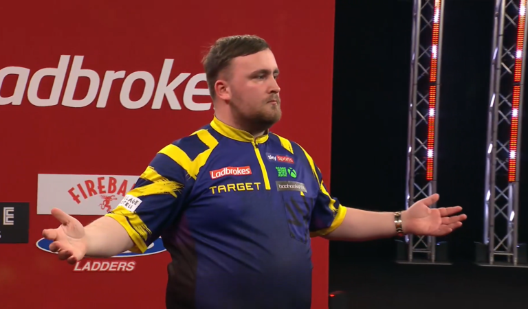 Le coup invraisemblable de Luke Littler aux fléchettes