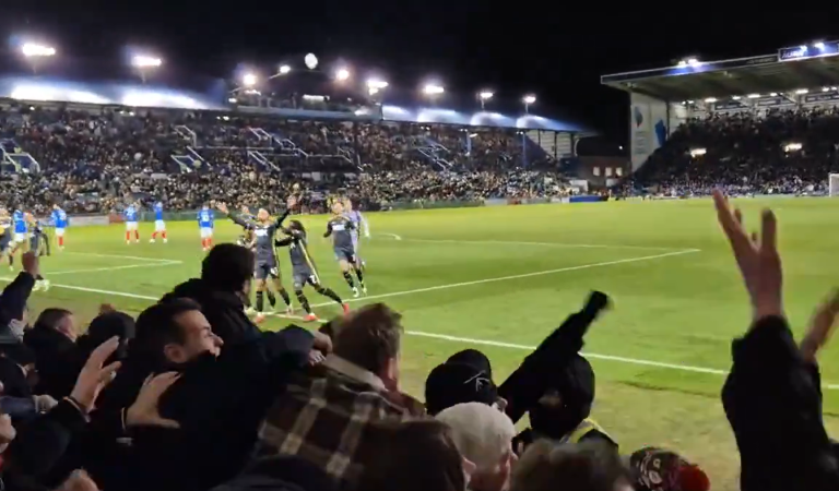 Football | Ils chambrent les fans adverses… et se mangent une giga clim derrière