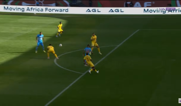 Ce défenseur évite volontairement le ballon, mais ne voit pas l&rsquo;attaquant dans son dos