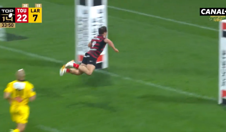Antoine Dupont invente un essai inadmissible avec Toulouse