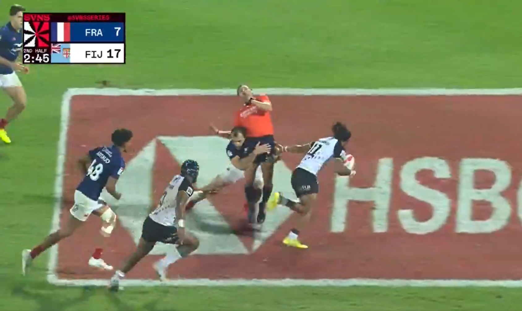 Rugby à 7 | Il réussit le plaquage parfait… sur la pire personne possible