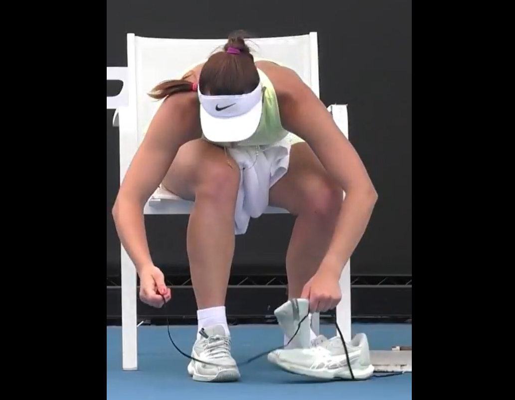 Tennis | Elle casse son lacet en plein match, la suite est collector