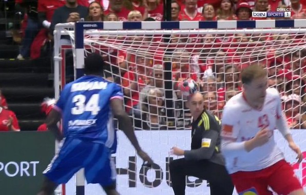 Handball | L&rsquo;arrêt de la tête surréaliste de Charles Bolzinger à l&rsquo;Euro