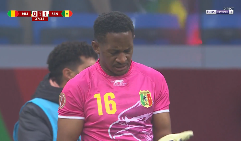 Le gardien du Mali auteur d&rsquo;une faute de main spectaculaire face au Sénégal