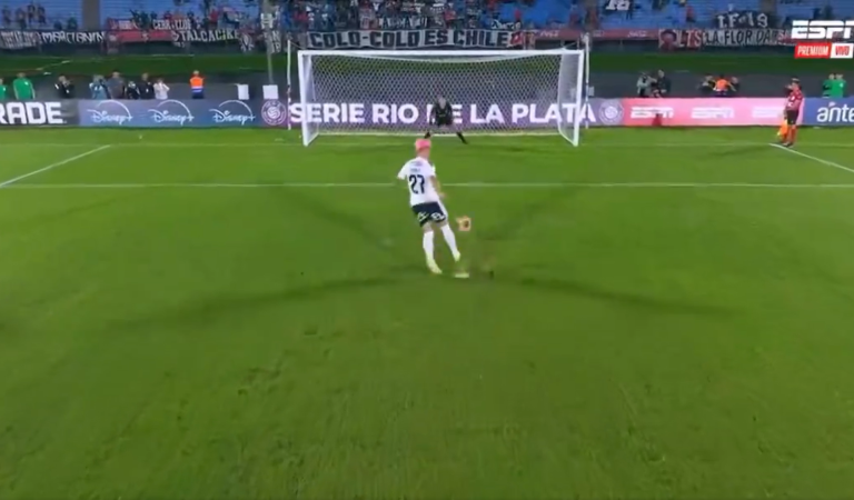 Il rate complètement son pénalty, sa réaction est déjà légendaire