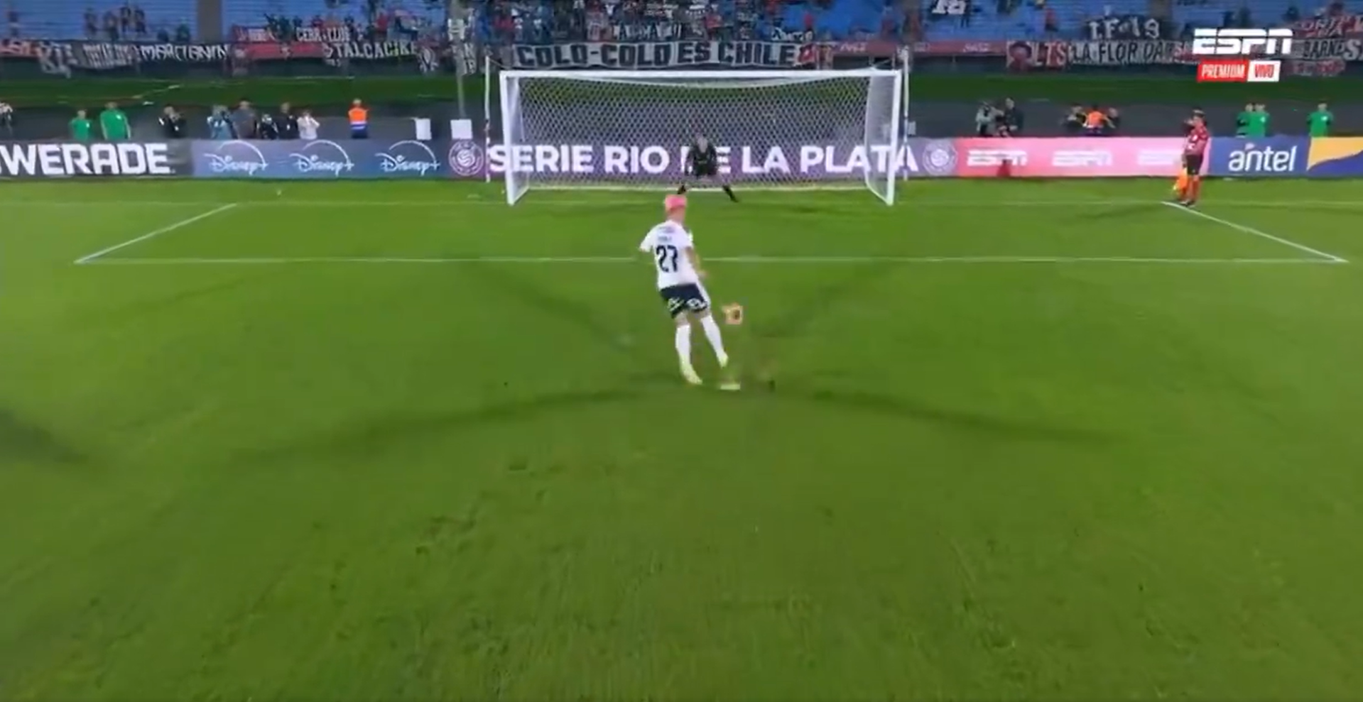 Il rate complètement son pénalty, sa réaction est déjà légendaire