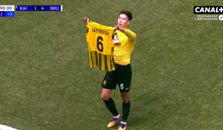 Il célèbre son but en enlevant son maillot… alors que son club perd 4-0