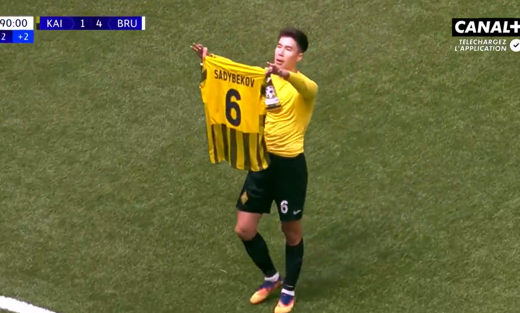 Il célèbre son but en enlevant son maillot… alors que son club perd 4-0