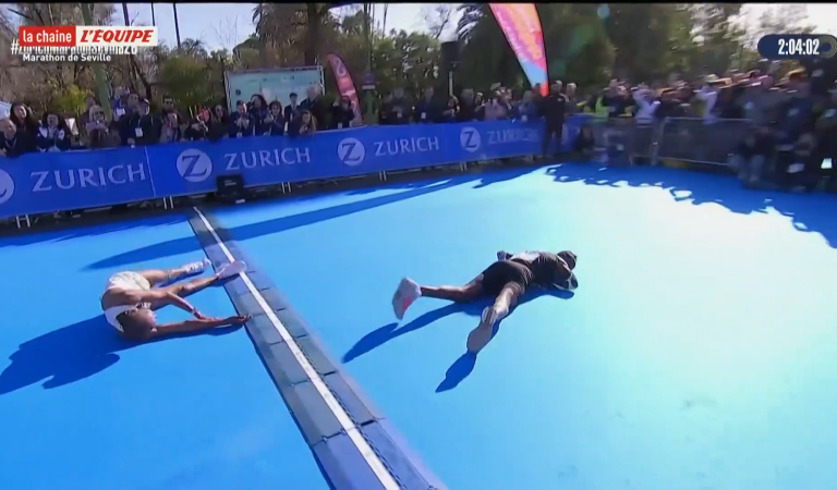 L&rsquo;arrivée irréelle de ces deux coureurs au marathon de Séville
