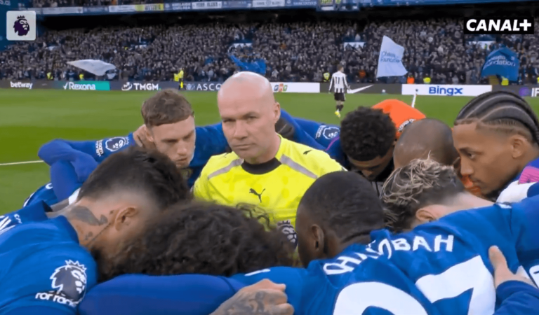 La séquence lunaire des joueurs de Chelsea qui entourent l&rsquo;arbitre