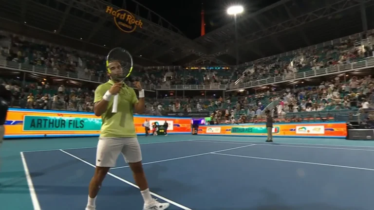 Arthur Fils célébrant sa victoire sur le court de Miami