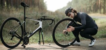 FFL - Les meilleurs DNF de nos abonnés. Cycliste qui remet sa roue