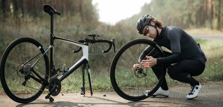 FFL - Les meilleurs DNF de nos abonnés. Cycliste qui remet sa roue