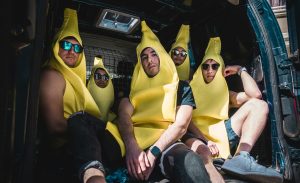 Personnes déguisées en banane