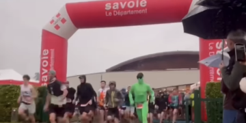 Trail | Le chef-d'œuvre inadmissible de Théo Détienne en costume vert