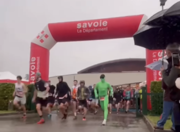 Trail | Le chef-d'œuvre inadmissible de Théo Détienne en costume vert