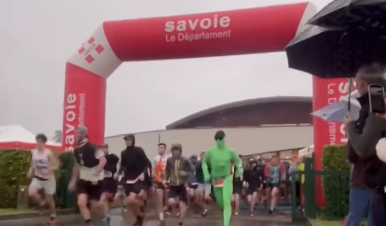 Trail | Le chef-d&rsquo;œuvre inadmissible de Théo Détienne en costume vert
