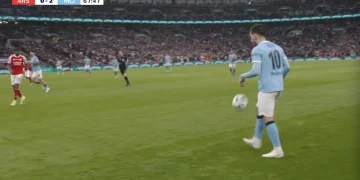 Rayan Cherki jongle contre Arsenal en finale