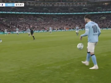 Rayan Cherki jongle contre Arsenal en finale