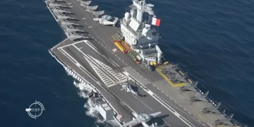 Le porte-avions Charles de Gaulle en mer