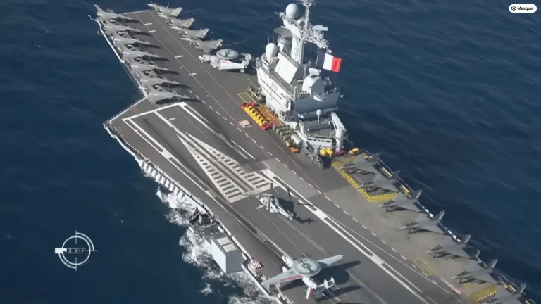 Le porte-avions Charles de Gaulle en mer