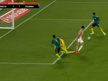 Luis Suarez rate l'immanquable