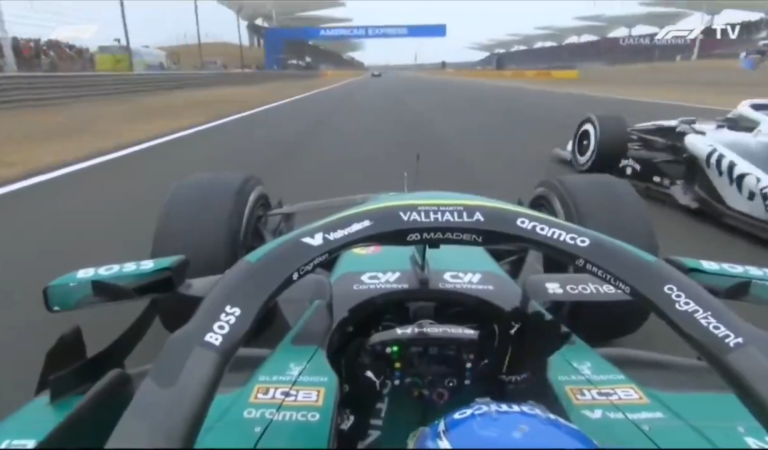 F1 | Il salue Perez qui le dépasse, lâche le volant… Fernando Alonso fait le show !