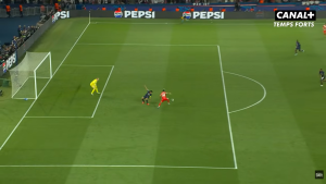 Marquinhos danse face à Luiz Diaz