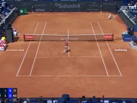 Corentin Moutet amuse la galerie sur balle de match