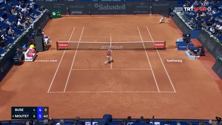 Corentin Moutet amuse la galerie sur balle de match