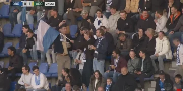 Des fans célèbrent des buts adverses