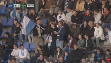 Des fans célèbrent des buts adverses