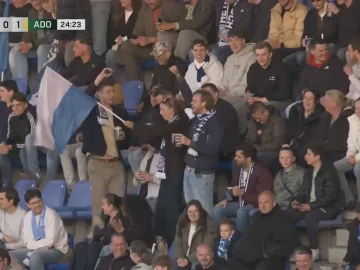 Des fans célèbrent des buts adverses