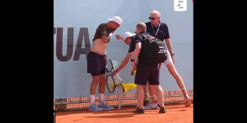 Ugo Humbert apporte une chaise à Terence Atmane