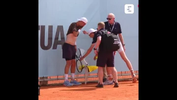 Ugo Humbert apporte une chaise à Terence Atmane